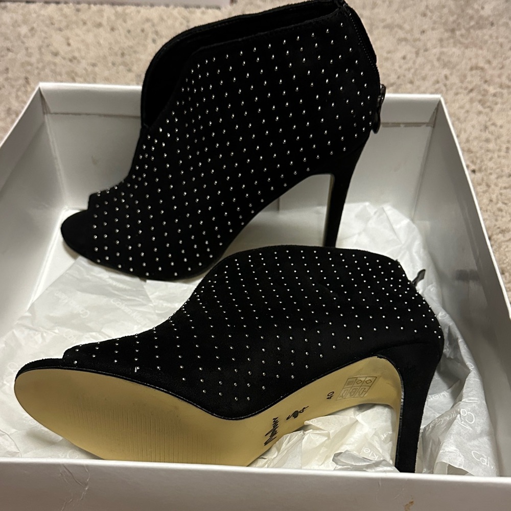 Menbur Black Peep-Toe Heels with Silver Accents